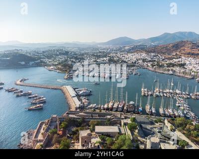 Vue aérienne impressionnante de Bodrum Marina et du château de Bodrum, Turquie Banque D'Images