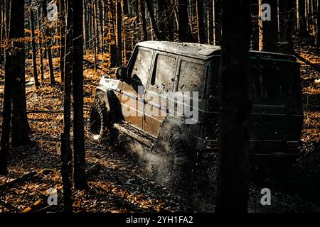 La voiture de course de dragsters brûle du caoutchouc. Extrême. Pneus en préparation pour la course. Voiture tout-terrain. Jeep aventures en plein air. Expedition Offroader. Conduite tout-terrain activée Banque D'Images