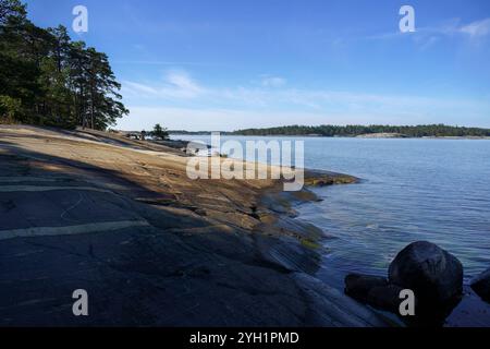 Rivage rocheux de Kasnäs, Finlande par un après-midi serein Banque D'Images