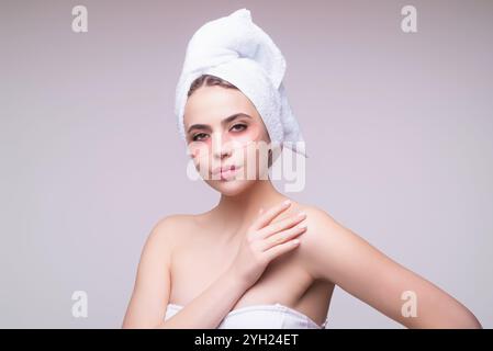 Femme avec des taches de collagène doré sous ses yeux. Femme traitement du visage. Cosmétologie, beauté et spa. Les taches oculaires pour la puffinité, les rides et l'obscurité Banque D'Images