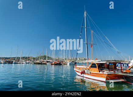 Vue panoramique des yachts amarrés à Milta Bodrum Marina, Turquie Banque D'Images