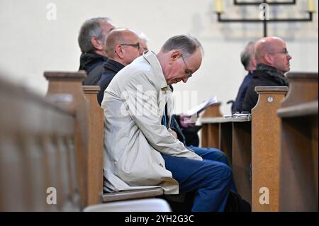 Gottesdienst zur Eroeffnung der 5. Tagung der 13. Generalsynode am Freitag 08.11.2024 in der katholischen Pfarrkirche comprend Gertraud in Wuerzburg, hier Ralf Meister, Landesbischof der Evangelisch-Lutherischen Landeskirche Hannovers. Mit einem Gottesdienst haben die deutschen Lutheraner am Freitag ihre Jahrestagung in Wuerzburg begonnen. 50 Delegierten der Generalsynode der Vereinigten Evangelisch-Lutherischen Kirche Deutschlands VELKD kamen in der Wuerzburger constitué-Gertraud-Kirche zusammen. AM Abend sollen die Delegierten einen neuen Leitenden Bischof waehlen. Derzeit Hat der hannoversche Land Banque D'Images