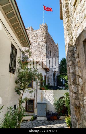 Le drapeau turc flotte sur le château de Marmaris, en Turquie Banque D'Images