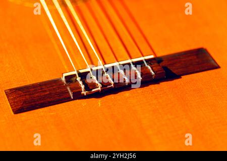 Guitare classique présentant ses cordes en nylon. Bois soulignant la beauté de l'instrument de musique Banque D'Images