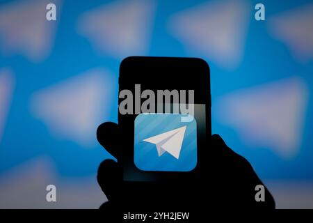 Gaziantep, Turquie. Le plan de papier blanc sur le logo de fond bleu de l'application de messagerie Telegram. Telegram est une plate-forme de messagerie qui fonctionne sur Internet et prétend être l'application de messagerie la plus sécurisée. Depuis son lancement en 2013 par l'entrepreneur russe Pavel Durov, Telegram a constamment gagné en popularité parmi les utilisateurs d'applications de messagerie Banque D'Images