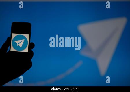 Gaziantep, Turquie. Le plan de papier blanc sur le logo de fond bleu de l'application de messagerie Telegram. Telegram est une plate-forme de messagerie qui fonctionne sur Internet et prétend être l'application de messagerie la plus sécurisée. Depuis son lancement en 2013 par l'entrepreneur russe Pavel Durov, Telegram a constamment gagné en popularité parmi les utilisateurs d'applications de messagerie Banque D'Images