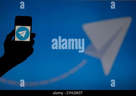 Gaziantep, Turquie. Le plan de papier blanc sur le logo de fond bleu de l'application de messagerie Telegram. Telegram est une plate-forme de messagerie qui fonctionne sur Internet et prétend être l'application de messagerie la plus sécurisée. Depuis son lancement en 2013 par l'entrepreneur russe Pavel Durov, Telegram a constamment gagné en popularité parmi les utilisateurs d'applications de messagerie Banque D'Images