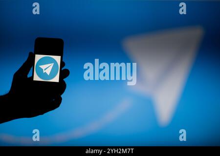 Gaziantep, Turquie. Le plan de papier blanc sur le logo de fond bleu de l'application de messagerie Telegram. Telegram est une plate-forme de messagerie qui fonctionne sur Internet et prétend être l'application de messagerie la plus sécurisée. Depuis son lancement en 2013 par l'entrepreneur russe Pavel Durov, Telegram a constamment gagné en popularité parmi les utilisateurs d'applications de messagerie Banque D'Images
