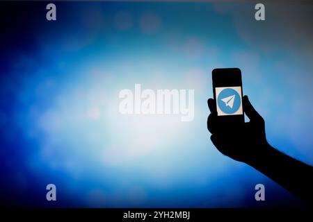 Gaziantep, Turquie. Le plan de papier blanc sur le logo de fond bleu de l'application de messagerie Telegram. Telegram est une plate-forme de messagerie qui fonctionne sur Internet et prétend être l'application de messagerie la plus sécurisée. Depuis son lancement en 2013 par l'entrepreneur russe Pavel Durov, Telegram a constamment gagné en popularité parmi les utilisateurs d'applications de messagerie Banque D'Images