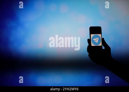 Gaziantep, Turquie. Le plan de papier blanc sur le logo de fond bleu de l'application de messagerie Telegram. Telegram est une plate-forme de messagerie qui fonctionne sur Internet et prétend être l'application de messagerie la plus sécurisée. Depuis son lancement en 2013 par l'entrepreneur russe Pavel Durov, Telegram a constamment gagné en popularité parmi les utilisateurs d'applications de messagerie Banque D'Images
