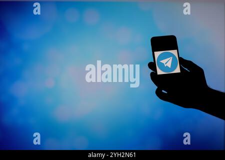 Gaziantep, Turquie. Le plan de papier blanc sur le logo de fond bleu de l'application de messagerie Telegram. Telegram est une plate-forme de messagerie qui fonctionne sur Internet et prétend être l'application de messagerie la plus sécurisée. Depuis son lancement en 2013 par l'entrepreneur russe Pavel Durov, Telegram a constamment gagné en popularité parmi les utilisateurs d'applications de messagerie Banque D'Images