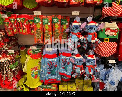 Magasin de bonnes affaires à Liverpool exposant des produits de Noël Banque D'Images