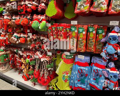 Magasin de bonnes affaires à Liverpool exposant des produits de Noël Banque D'Images