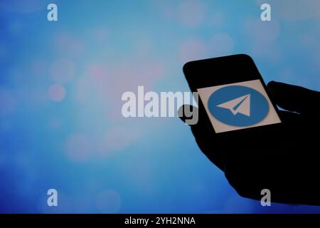 Gaziantep, Turquie. Le plan de papier blanc sur le logo de fond bleu de l'application de messagerie Telegram. Telegram est une plate-forme de messagerie qui fonctionne sur Internet et prétend être l'application de messagerie la plus sécurisée. Depuis son lancement en 2013 par l'entrepreneur russe Pavel Durov, Telegram a constamment gagné en popularité parmi les utilisateurs d'applications de messagerie Banque D'Images