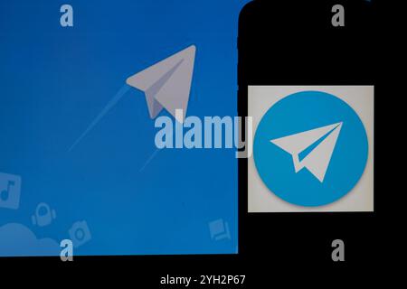 Gaziantep, Turquie. Le plan de papier blanc sur le logo de fond bleu de l'application de messagerie Telegram. Telegram est une plate-forme de messagerie qui fonctionne sur Internet et prétend être l'application de messagerie la plus sécurisée. Depuis son lancement en 2013 par l'entrepreneur russe Pavel Durov, Telegram a constamment gagné en popularité parmi les utilisateurs d'applications de messagerie Banque D'Images