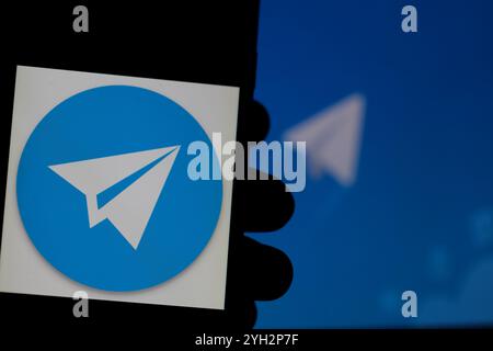 Gaziantep, Turquie. Le plan de papier blanc sur le logo de fond bleu de l'application de messagerie Telegram. Telegram est une plate-forme de messagerie qui fonctionne sur Internet et prétend être l'application de messagerie la plus sécurisée. Depuis son lancement en 2013 par l'entrepreneur russe Pavel Durov, Telegram a constamment gagné en popularité parmi les utilisateurs d'applications de messagerie Banque D'Images