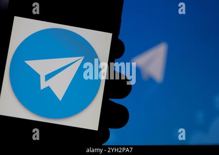 Gaziantep, Turquie. Le plan de papier blanc sur le logo de fond bleu de l'application de messagerie Telegram. Telegram est une plate-forme de messagerie qui fonctionne sur Internet et prétend être l'application de messagerie la plus sécurisée. Depuis son lancement en 2013 par l'entrepreneur russe Pavel Durov, Telegram a constamment gagné en popularité parmi les utilisateurs d'applications de messagerie Banque D'Images