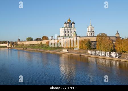 PSKOV, RUSSIE - 18 OCTOBRE 2024 : vue de l'ancien Kremlin de Pskov par un jour ensoleillé d'octobre Banque D'Images