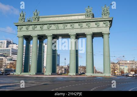 SAINT-PÉTERSBOURG, RUSSIE - 04 NOVEMBRE 2024 : porte triomphale de Moscou par un jour ensoleillé de novembre Banque D'Images