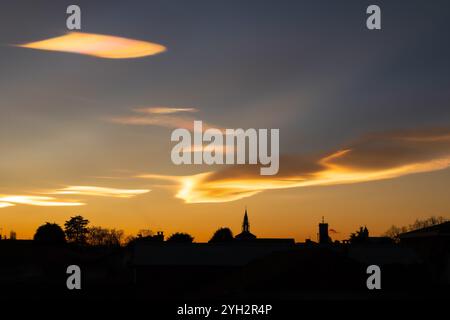 nuages irisés lors d'un beau coucher de soleil hivernal sur la ville. Banque D'Images