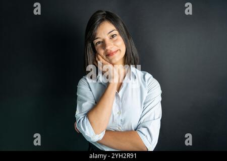 Portrait de studio isolé d'une femme d'affaires souriante portant une chemise bleue. Banque D'Images