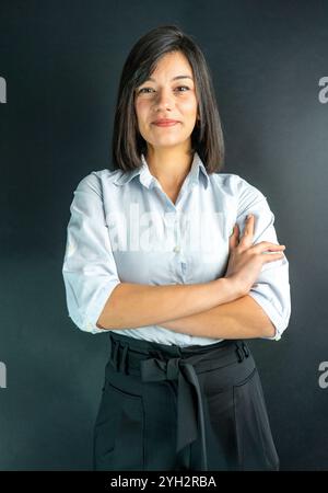 Portrait de studio isolé d'une femme d'affaires souriante portant une chemise bleue. Banque D'Images