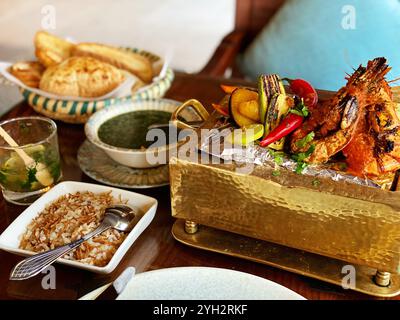 Plateau de fruits de mer grillés avec des côtés exquis Banque D'Images