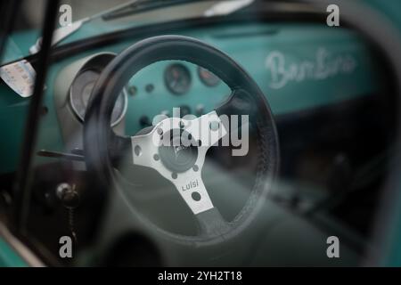 Intérieur de voiture vintage avec volant Luisi et tableau de bord rétro sarcelle. Idéal pour les passionnés d'automobile et les projets de conception nostalgiques. Banque D'Images