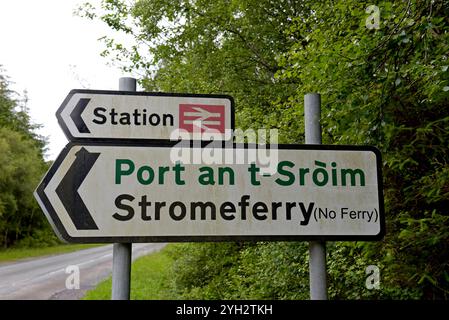 Panneau routier pour Stromeferry pas de village de ferry et de gare rendu célèbre par l'auteur Iain Banks, Highlands, Écosse, juin 2024 Banque D'Images