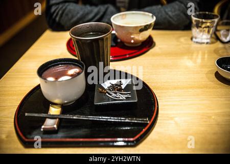 Thé traditionnel japonais et sucreries Banque D'Images