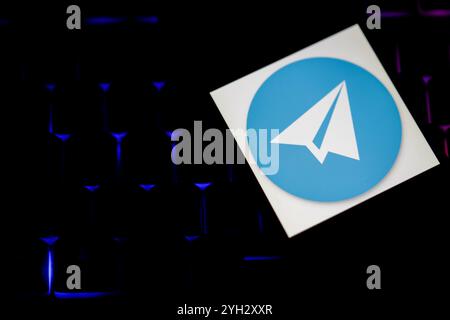 Gaziantep, Turquie. Le plan de papier blanc sur le logo de fond bleu de l'application de messagerie Telegram. Telegram est une plate-forme de messagerie qui fonctionne sur Internet et prétend être l'application de messagerie la plus sécurisée. Depuis son lancement en 2013 par l'entrepreneur russe Pavel Durov, Telegram a constamment gagné en popularité parmi les utilisateurs d'applications de messagerie Banque D'Images