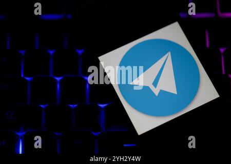 Gaziantep, Turquie. Le plan de papier blanc sur le logo de fond bleu de l'application de messagerie Telegram. Telegram est une plate-forme de messagerie qui fonctionne sur Internet et prétend être l'application de messagerie la plus sécurisée. Depuis son lancement en 2013 par l'entrepreneur russe Pavel Durov, Telegram a constamment gagné en popularité parmi les utilisateurs d'applications de messagerie Banque D'Images