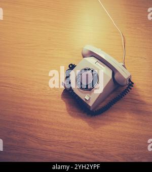 Un téléphone rotatif rétro Vintage sur Un bureau en bois avec espace de copie Banque D'Images