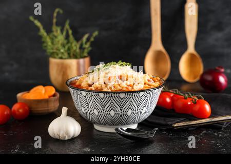 Bol de pâtes fagioli avec fromage et ingrédients sur fond noir Banque D'Images