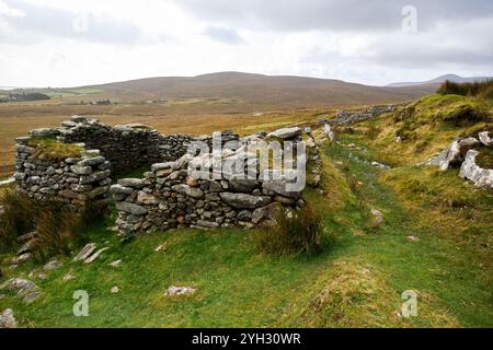 rue et rangée de maisons en ruine dans slievemore village déserté achill île, comté mayo, république d'irlande Banque D'Images