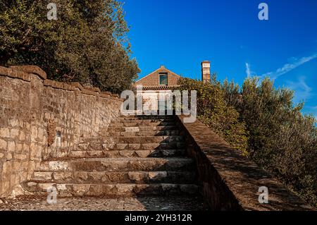 Un escalier en pierre mène aux jardins du palais de San Leucio Banque D'Images