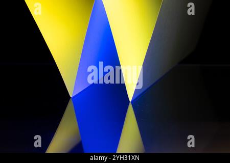 Des angles vifs et des teintes vives dans différentes teintes bleues et jaunes avec du noir se combinent pour former une composition abstraite captivante, mettant en valeur la beauté de Banque D'Images