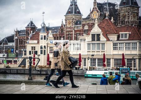 Une promenade par Amsterdam Centraal : la vie le long des canaux Banque D'Images