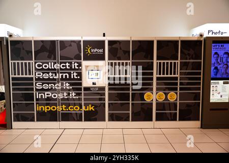 Inpost Out of the Box, boîtes aux lettres publiques en libre-service conçues pour la collecte, le retour, l'envoi Banque D'Images