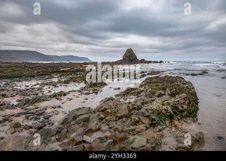 Black Rock Widemouth Bay Cornwall par un matin nuageux Banque D'Images