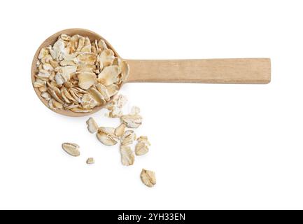 Flocons d'avoine dans une cuillère isolé sur blanc, vue de dessus Banque D'Images
