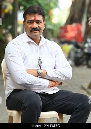 Mumbai, Inde. 08 novembre 2024. MUMBAI INDE 8 NOVEMBRE 2024 Mahesh Sawant Shiv Sena candidat de l'UBT de la circonscription de l'Assemblée de Mahim donne la pose lors de son interview le 8 novembre 2024 à Mumbai Inde photo par Raju Shinde Hindustan Times crédit : Sipa USA/Alamy Live News Banque D'Images