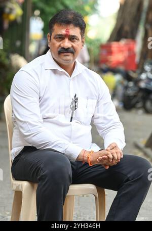 Mumbai, Inde. 08 novembre 2024. MUMBAI, INDE - 8 NOVEMBRE : Mahesh Sawant Shiv Sena (UBT) candidat de la circonscription de l'Assemblée de Mahim donne la pose lors de son entretien le 8 novembre 2024 à Mumbai, Inde. (Photo de Raju Shinde/Hindustan Times/Sipa USA) crédit : Sipa USA/Alamy Live News Banque D'Images