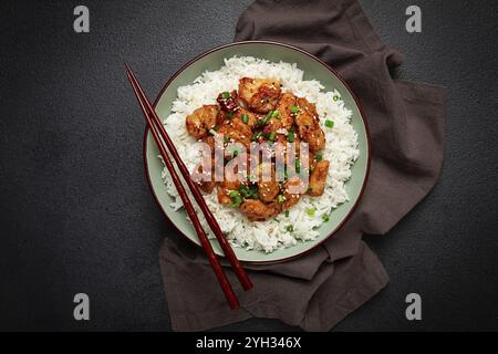 Poulet teriyaki frit avec riz, oignon vert et sésame, fait maison, pas de gens Banque D'Images