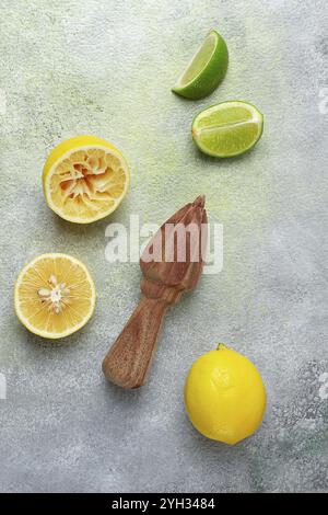 Alésoir d'agrumes en bois, presse-citron manuel, en bois d'acacia, avec des agrumes sur la table, vue de dessus Banque D'Images