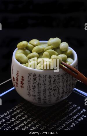 Edamame, fèves de soja non mûres en coquille, Glycine max Banque D'Images