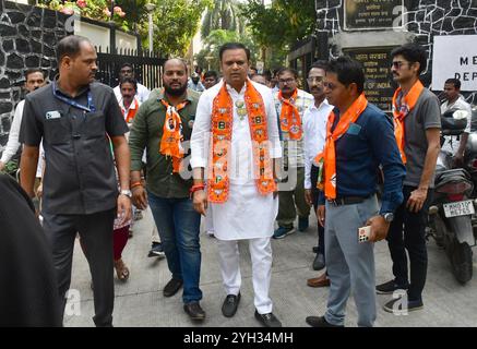Inde. 08 novembre 2024. BOMBAY INDE 8 NOVEMBRE 2024 candidat du BJP de la circonscription de Colaba Rahul Narvekar pendant la campagne électorale dans la région de Colaba le 8 novembre 2024 à Bombay Inde photo par Bhushan Koyande Hindustan Times crédit : Sipa USA/Alamy Live News Banque D'Images