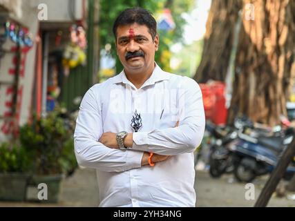 Mumbai, Inde. 08 novembre 2024. MUMBAI INDE 8 NOVEMBRE 2024 Mahesh Sawant Shiv Sena candidat de l'UBT de la circonscription de l'Assemblée de Mahim donne la pose lors de son interview le 8 novembre 2024 à Mumbai Inde photo par Raju Shinde Hindustan Times crédit : Sipa USA/Alamy Live News Banque D'Images