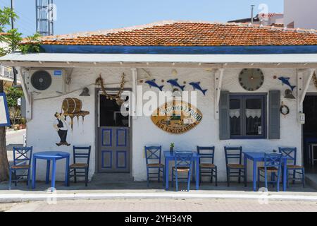 Restaurant méditerranéen avec peintures murales, chaises bleues et décoration extérieure traditionnelle, Sarti, Sithonia, Chalcidique, Chalcidique, Macédoine centrale, Greec Banque D'Images