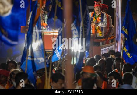 Mumbai, Inde. 08 novembre 2024. MUMBAI, INDE - 8 NOVEMBRE : rassemblement électoral du candidat du BJP Atul Bhatkhalkar à Pathan Wadi, Kandivali, le 8 novembre 2024 à Mumbai, Inde. (Photo de Satish Bate/Hindustan Times/Sipa USA) crédit : Sipa USA/Alamy Live News Banque D'Images